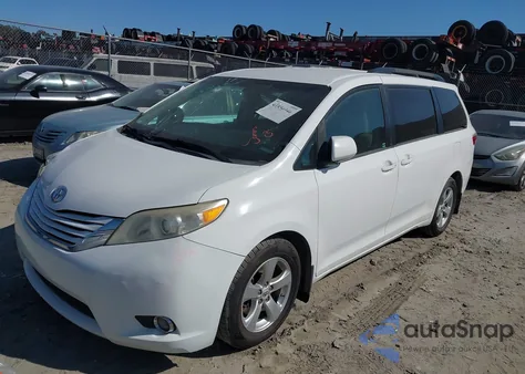 2016 Toyota Sienna Le 8 Passenger z USA, uszkodzony, nr VIN 5TDKK3DC0GS731995